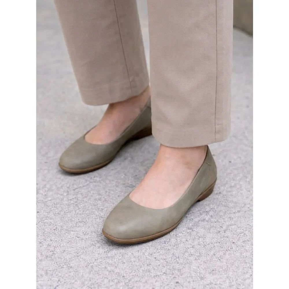 BOC Leather Flats size 8 in neutral gray/green color